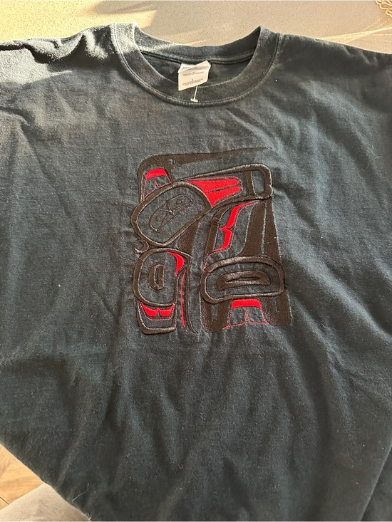 Gildan Tops - Vintage Northwest Coast Indigenous Art Embroidered T-Shirt - Large